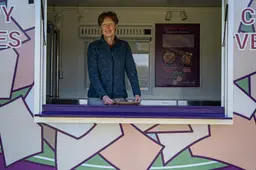 Monique wil haar groentesnack in de schoolkantine