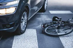 Automobilist (19) uit Holwert geeft fietser geen voorrang: boete en voorwaardelijke rijontzegging