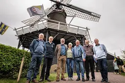 Tineke (70) en zes molenaars zorgen voor stortregen aan lintjes op Ameland