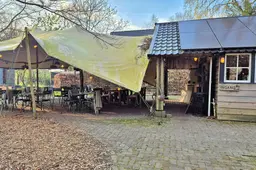 Een knapperend kampvuur en Drentse gezelligheid bij eethuis Voscheheugte in Mantinge | restaurantrecensie