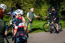 Boswachter Dick vreest ongelukken langs de Rotte, daarom probeert hij pijlsnelle wielrenners aan te spreken