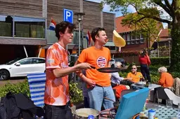 Gezien tijdens Koningsdag: pannenkoeken bakken voor het goede doel