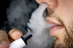Tienduizenden flesjes met verboden vloeistoffen vapes onderschept