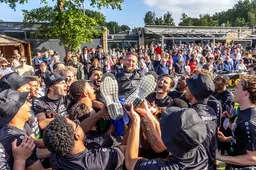 Ex-Feyenoorder grijpt in debuutseizoen direct de titel: ‘Vorig jaar werd me gevraagd wat ik met die luie voetballer moest’