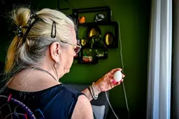 Annemiek (69) rijdt in scootmobiel als ze plots wordt bekogeld: ‘Kan geen ei meer zien’