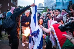 Politie onderzoekt in brand steken van Israëlische vlag tijdens protest in Rotterdam
