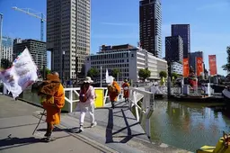 Boeddhistische monniken verblijven op Rotterdamse camping tijdens Walk for World Peace naar Amsterdam