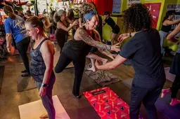 Headbangen en slamdancen bij metal yoga: ‘Ik ben niet van de klankschalen’