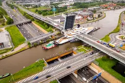 Op één na grootste megajacht ooit: schip van oud-directeur Starbucks legt verkeer op wegen stil