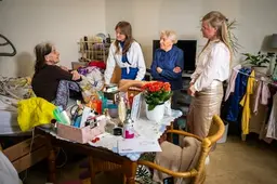 Annette (79) is eenzaam en dus laat ze haar voordeur open staan, zodat junks en daklozen langskomen