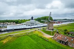 Superjacht van oud-Starbucks-directeur vaart rondje door het Groene Hart, en het past soms maar nét