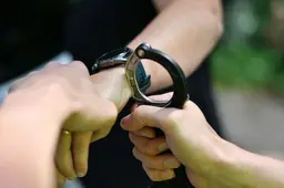 Juwelier in Schiedam overvallen, man (20) uit Hoogvliet aangehouden