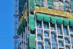 Oeps! Betonspetters van Post Rotterdam op de glazen gevel van de achterburen