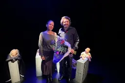 Theatermaker Delfgaauw krijgt in Schiedam erespeld van Nederlandse Vereniging voor het Poppenspel