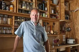 Zelf ontworpen, zelf gemaakt: Guido woont in zijn eigen houten puzzel