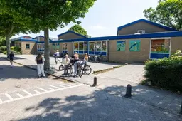 Leerlingen Mariaschool krijgen tijdelijk les in zalencentrum De Hoornbloem: ‘Eigenlijk niet echt een keus’