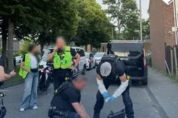 Man met wapen vlucht op kapotte  deelscooter, agenten houden hem aan na achtervolging