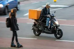 Maaltijdbezorger overtreedt ene na andere verkeersregel: ‘Is een warme pizza zó belangrijk?’