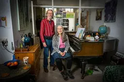 Peter en Merete wonen in een knus huis vol kleurrijke meubels: ‘Ik kocht wat me gelukkig maakte’