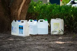 Jerrycans met zuur en zwaar vuurwerk gevonden in kelder Vlaardingse flat