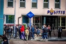Demonstranten voeren actie bij politiebureau Doelwater na tientallen aanhoudingen op Coolsingel