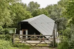 Op dit Rotterdamse eiland vind je kunstworkshops, koffie en gratis maaltijden
