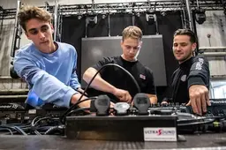 Op dit feest is het verboden om op je telefoon te kijken, en dat is een succes