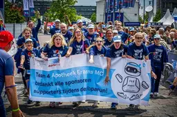 Tranen, kussen en bloemen bij de finish van de Roparun: ‘Voor zieke kinderen wil ik best afzien’