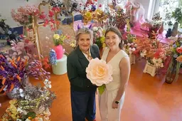 Karin en Anne hebben een atelier vol zijden bloemen: 'Verstopt in een oude school'