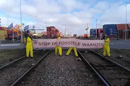 Handjevol klimaatactivisten blokkeert kolentreinen in Rotterdamse haven