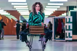 Shirley geeft yogales op technomuziek... om 07.00 ’s ochtends