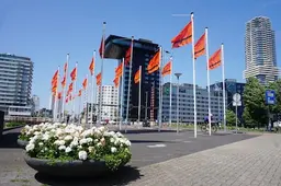 Aha! Daarom wapperen er 34 oranje vlaggen op de Boompjeskade