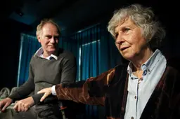Actrice en verhalenverteller Hilly Harms (87), Joukje uit ‘Baas Boppe Baas’, overleden: ‘Altyd mei har fak dwaande’