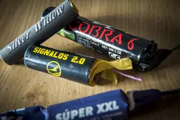 Man (45) uit De Westereen gooit zwaar vuurwerk onder auto van de buurvrouw en geeft agent een kopstoot