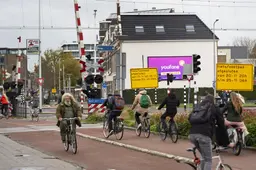 Ideeën halen voor herinrichting Schrans en Sixmaplein in Leeuwarden: ‘Prettige winkelstraat, maar veel, druk en onveilig’