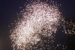 Steken dealers vuurwerk af om te laten weten dat er nieuwe drugs zijn?
