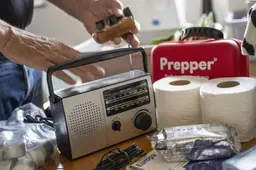 Wat ligt daar nou in de schoen? Het is een .... noodradio?!