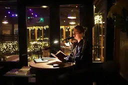 Gabriëlle Terpstra in ‘Geller’: Skûlje tusken de skansearre eksimplaren | ★★★★☆