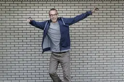 Arjan Hut maakt ‘literaire expositie’ over dichtbundels, op Schiermonnikoog. ‘Makket it nijsgjirrich, prikkelt it?’