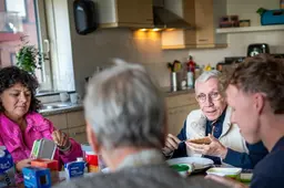 Ed (67) en Janaisca (55) helpen in logeerhuis De Opstap in Groningen. ‘Iedereen gaat hier heel blij vandaan, ze vinden het vaak jammer dat ze wegmoeten’