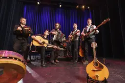 Jubilerende Ierse folkband Kilkennys over Sneker impresario Bauke Algera (80) en andersom. ‘Bauke is een positive force’