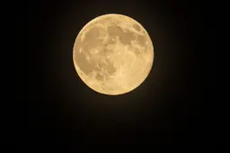 Supermaan vanavond te zien. Minder slaap, hoger libido en onrustige honden: welke volle maan-mythes zijn waar?