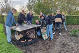 Mavo-leerlingen Lauwers College maken bijenhotels voor De Kruidhof in Buitenpost
