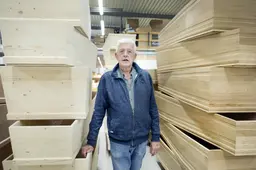 Bij grafkistenfabriek Hoogland in Burgum is de lach nooit ver weg: ‘Ik haw myn eigen kist al klearstean’