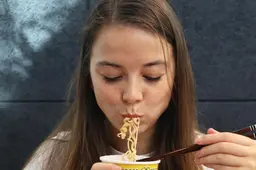 Roos meet een week lang calorieën. ‘Zijn er echt mensen die na elke kop water hun app erbij pakken?’