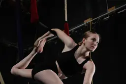 Hoog in de lucht, hangend in doeken of aan een trapeze, Jodien (22) uit Groningen doet aan luchtacrobatiek. ‘Het komt echt op je buik-, rugspieren en armen aan’