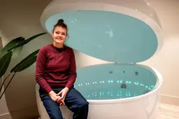 Naakt in een bad vol zout: wat is er zo fijn aan floaten? ‘Zit ik weer in de baarmoeder?’