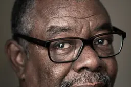 Malik (65) kwam net op tijd weg uit Soedan. Vanuit Nederland probeert hij de wereld wakker te schudden. ‘Zonder aandacht is er geen hoop’