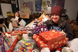 Hulpsint Esperanza uit Sexbierum heeft een pakjeshuis vól cadeautjes voor kinderen bij wie het thuis sappelen is
