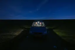 Daan (58) en Janneke (59) wachten bij de dijk op het noorderlicht. Ze misten het tot nu toe steeds